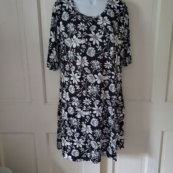 Black Floral Pocket A-Line Dress - Picture 4 of 8